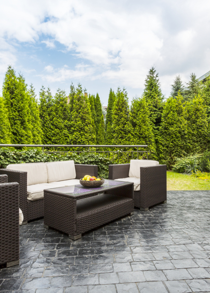 لتحضيره لفصل الشتاء.. كيفية تنظيف وتخزين الأثاث الخارجي