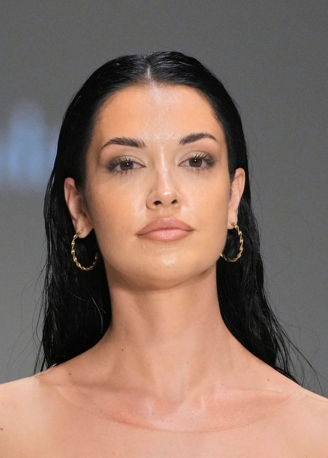 من الباهتة إلى المبهرة.. تأثير فيتامين سي على البشرة والشعر