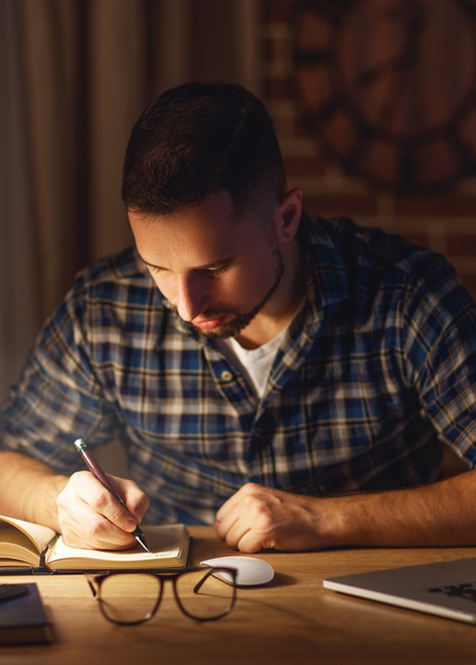 يساعد المصباح المكتبي على حماية العينين من الشعور بالإجهاد في الإضاءة المنخفضة