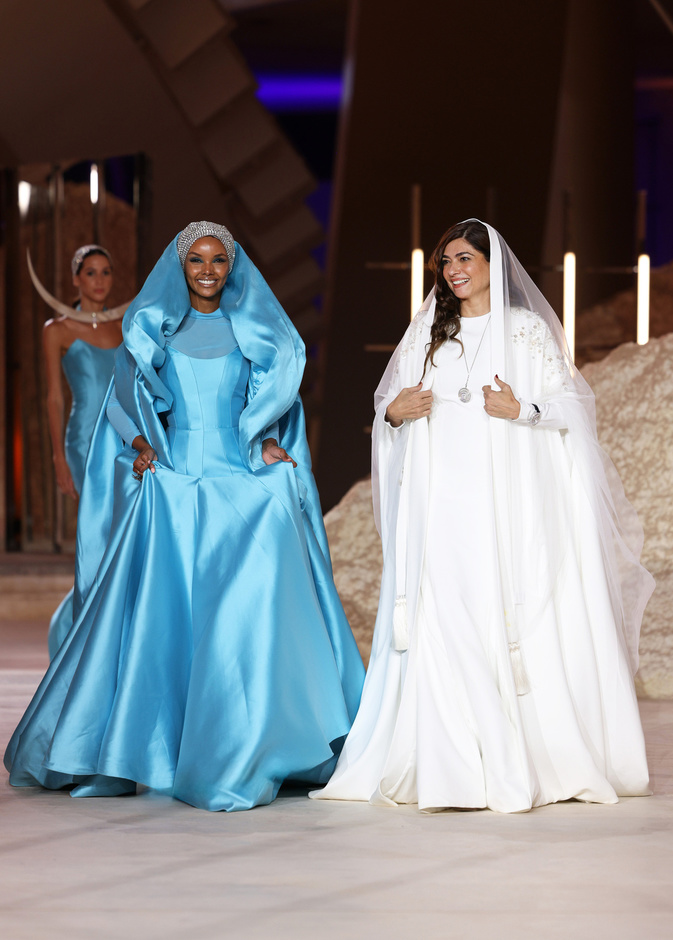 رحلة مذهلة نحو الفضاء في عرض Honayda ضمن أسبوع الموضة في الرياض