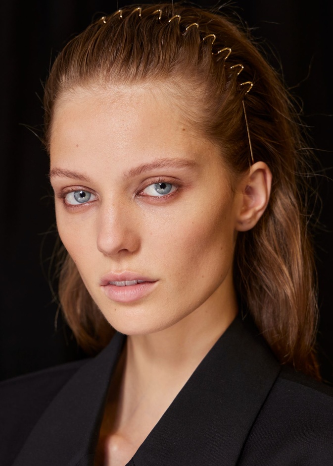 رسمات مكياج بني قوي وفاتح من دار Givenchy