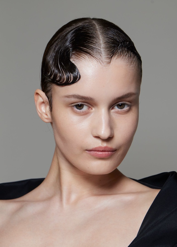 تسريحات شعر مبللة مع الغرة الريترو من دار Giambattista Valli