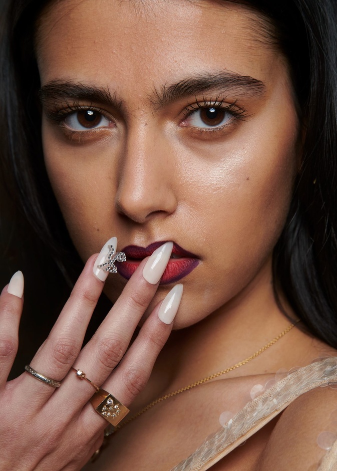 ألوان المناكير البيضاء المتموجة من وحي دار Kim Shui