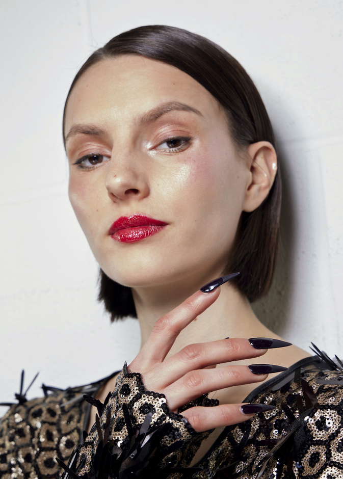 ألوان المناكير السوداء بتدرجات مات ولماعة من دار Helen Anthony