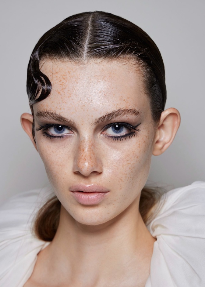 استمتعي بتطبيق النمش على وجهك لإطلالة متجددة ..إليك الخطوات