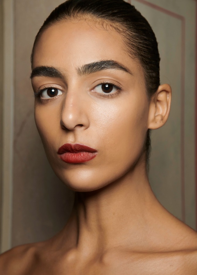 هل بدأت تظهر الخطوط  الرفيعة على رقبتك؟تخلصي منهابهذه الخطوات