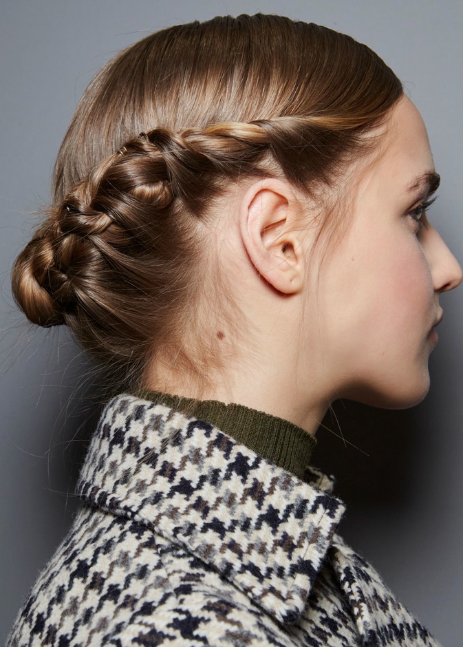 تسريحات شعر الضفائر الجانبية مع الباند العريض من Akris