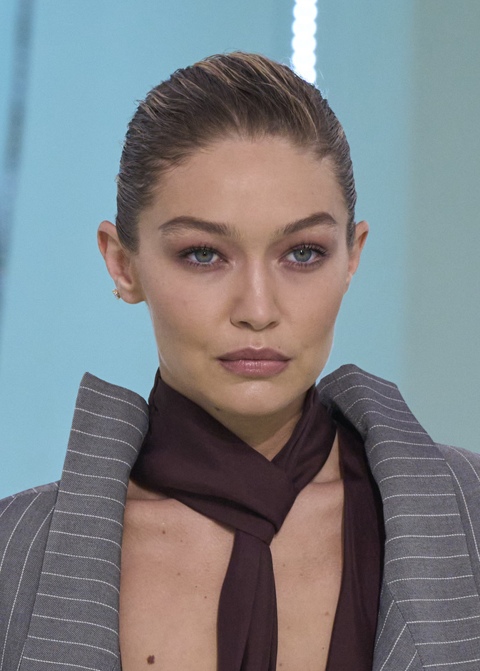 رسمات الحواجب الرفيعة مع الشعيرات الزائدة من دار Boss