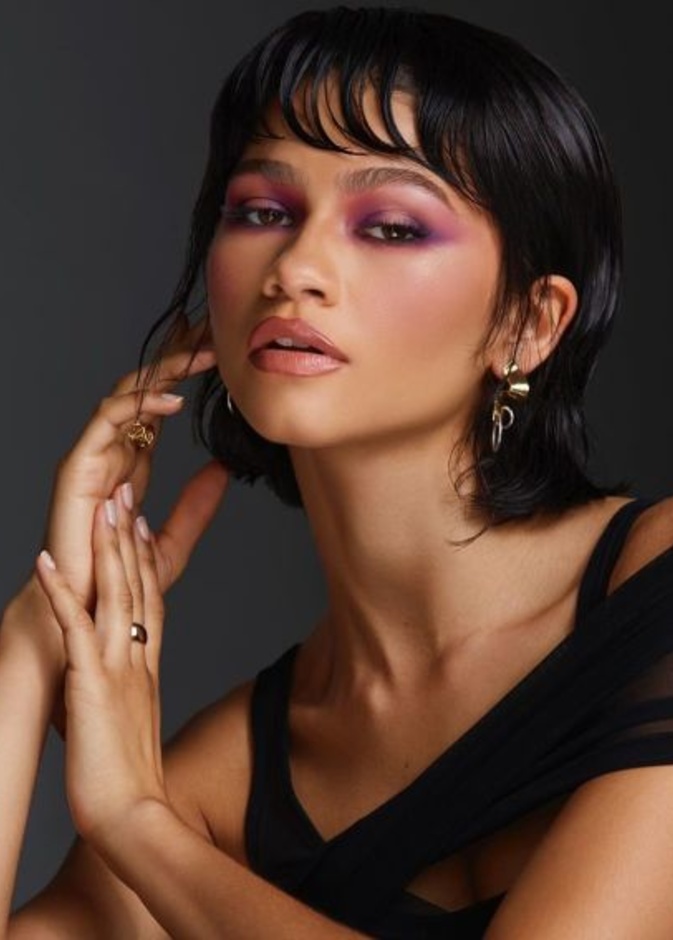 رسمات المكياج الزهري القوي مع البنفسجي من وحي Zendaya-الصورة من حسابها على انستغرام