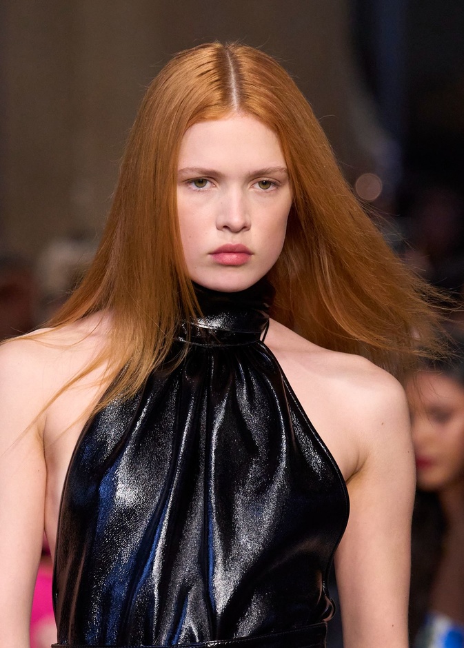 صبغات الشعر الأحمر بتموجاته المرجانية صيحة عصرية اعتمديها في الخريف