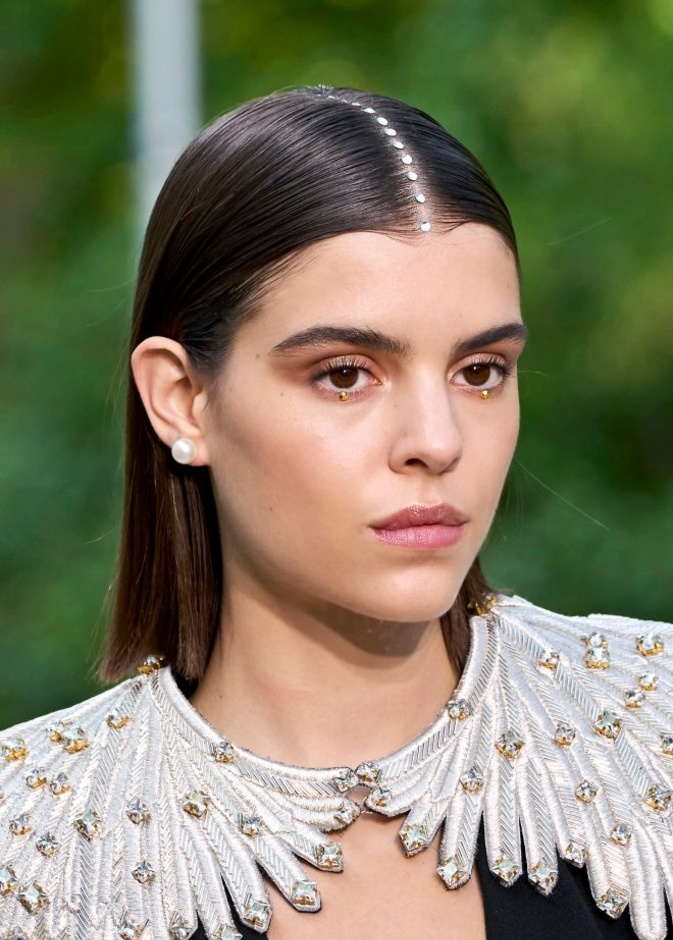 تعانين من انتفاخ تحت العين؟ إليك علاجات تجميلية بدون جراحة