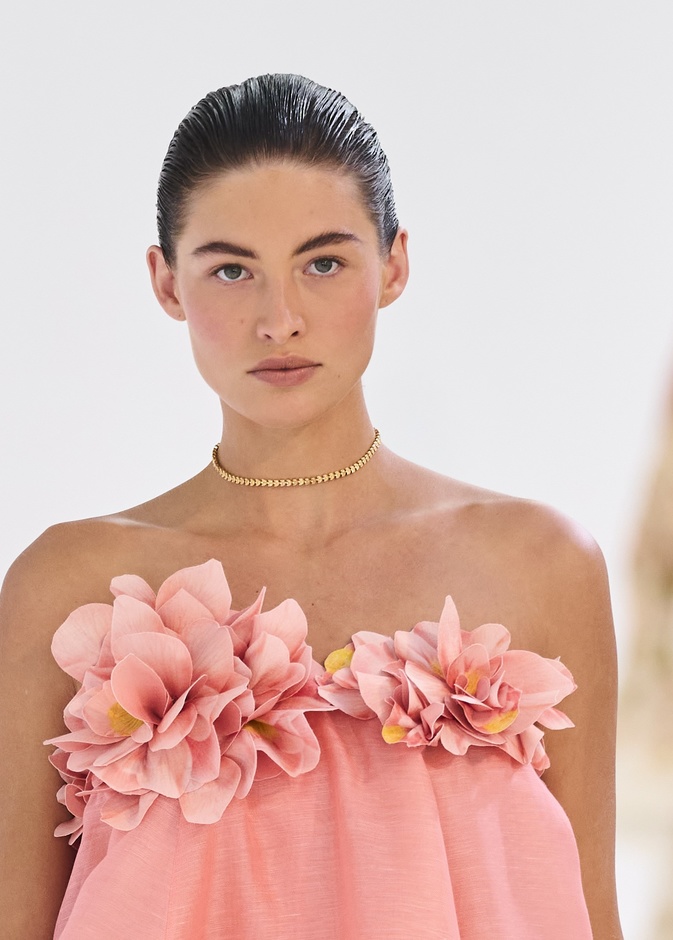 رؤية جمالية تفوح بروائح العطور الشرقية والغربية لاستخدامها بما يتناسب مع شخصيتك وإطلالتك الجذابة