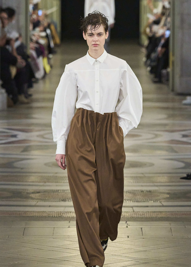 القميص الأبيض الواسع صيحة لا تزول