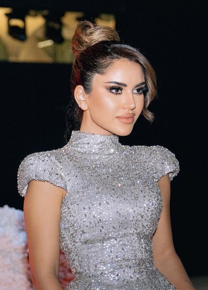 إطلالات جمالية جذابة للنجمات في أسبوع الرياض للموضة