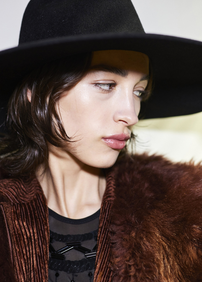 القبعة السوداء تغيّر ستايلك بالكامل