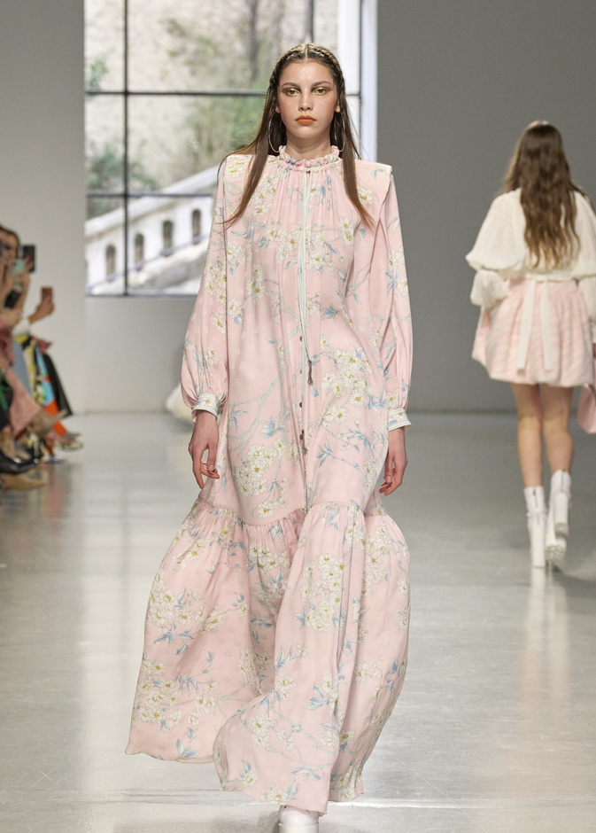 صيحة الفساتين الزهرية الفاتحة دعماً لحملات التوعية من سرطان الثدي