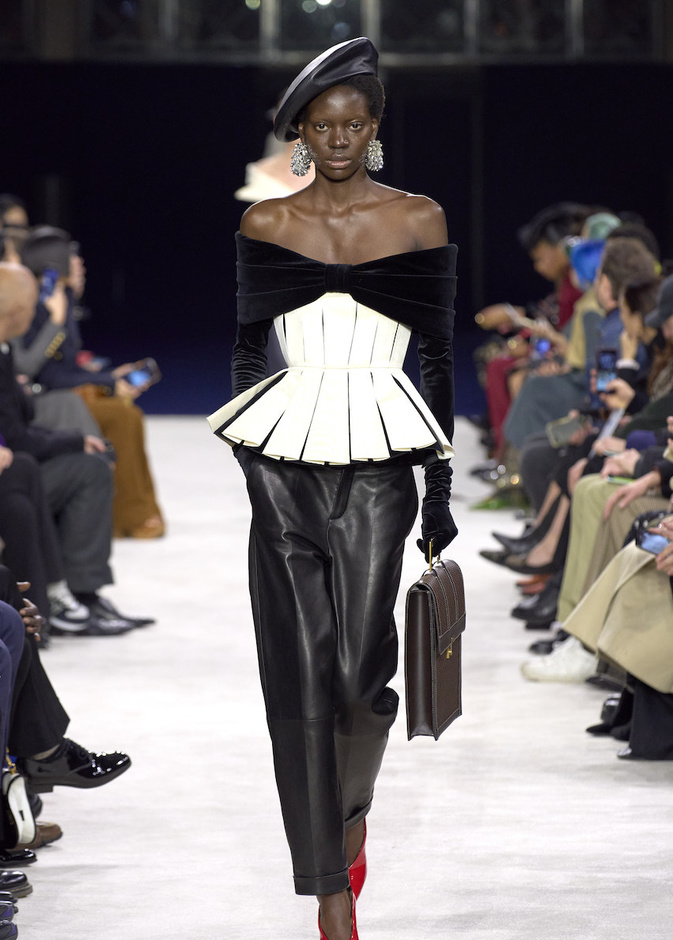 شكل الساعة الرملية مصطلح الموضة الأكثر جاذبية على الإطلاق