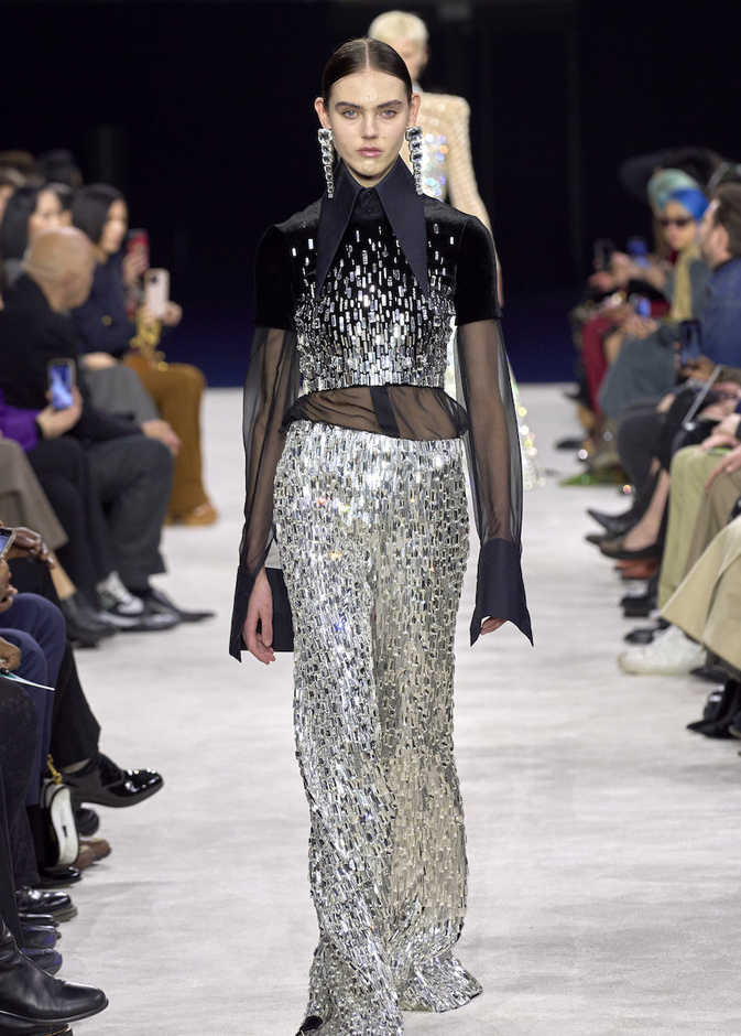 موضة البناطيل البراقة تضيء منصات عروض خريف 2023