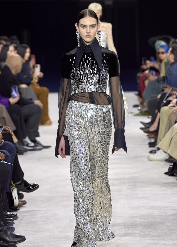 اللون الفضي موضة تليق بالملابس والأكسسوارات 