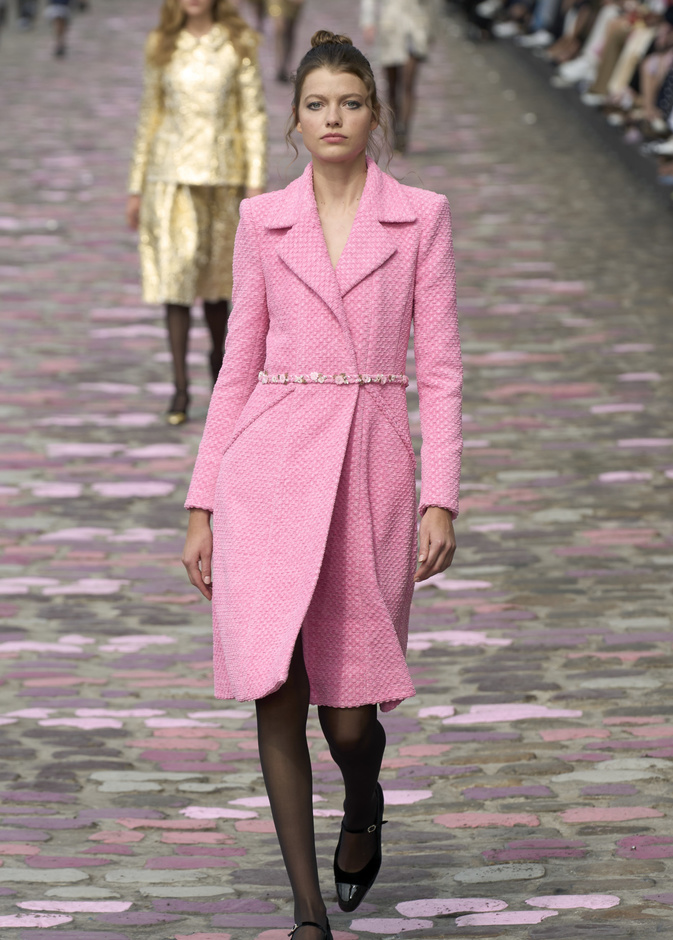 موضة المعاطف الزهرية مفتاح شياكتك هذا الخريف