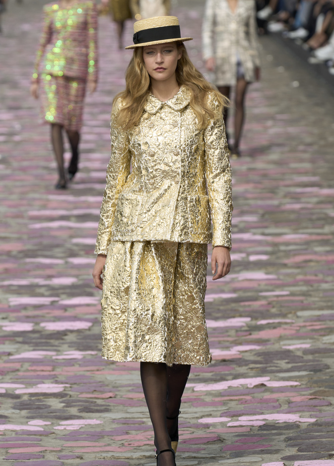 التصاميم الذهبية تجدّد أناقتك في ساعات النهار