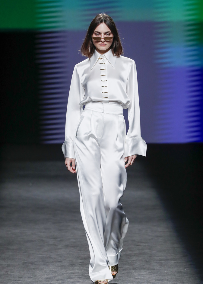 البنطلون الأبيض صيحة تتخطى التقاليد والكلاسيكية