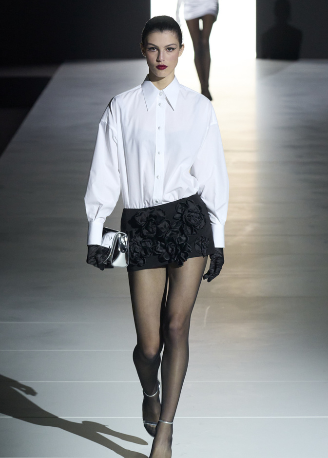 عودة التنانير القصيرة من ثورة الستينات إلى منصات عروض خريف 2023