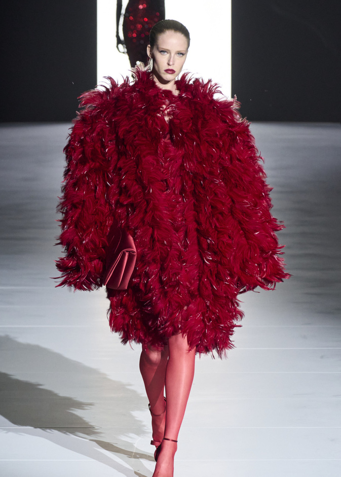  أشكال وألوان غريبة وجريئة من المعاطف الشتوية هذا الموسم.. فهل تجرأين على اعتمادها