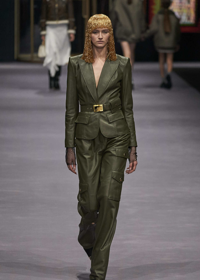 البناطيل الزيتية بتدرجاتها الخريفية الكثير من البساطة