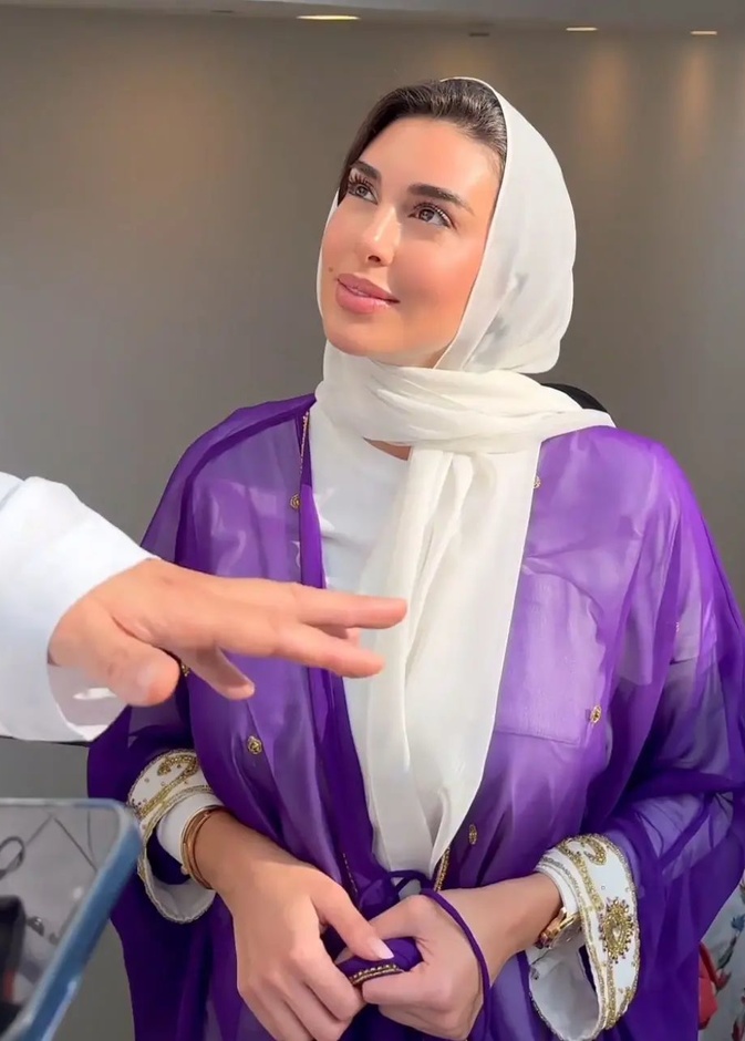 ياسمين صبري تواصل الظهور بالعبايات وطريقة تنسيقها مع الحجاب تلهم الفتيات..شاهدي