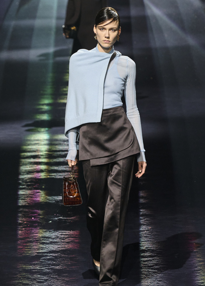 إرتداء التنانير فوق السراويل تعود من جديد بأزياء 2024