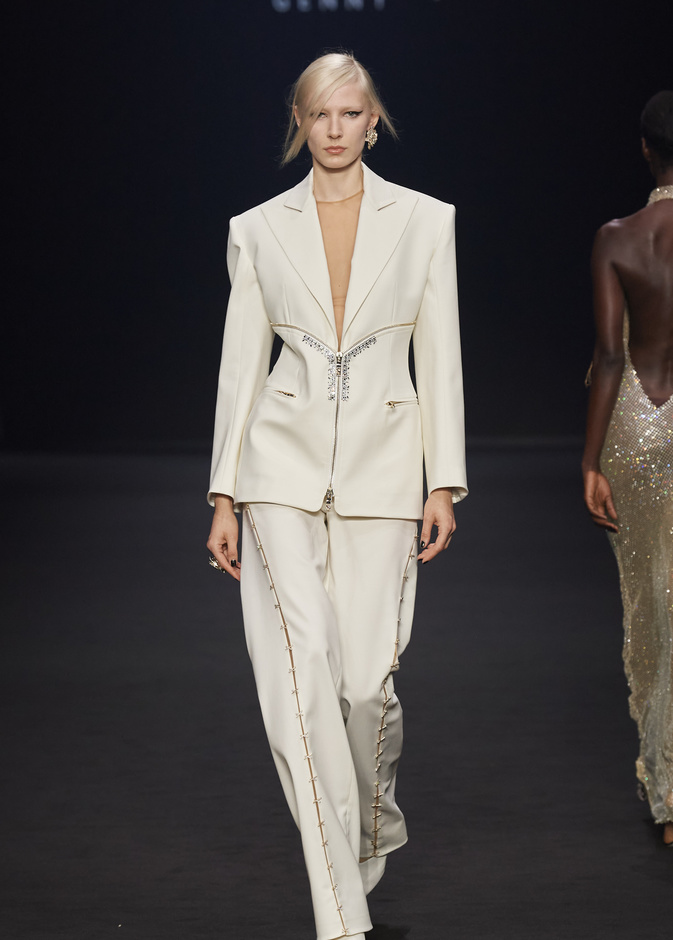 موضة البدلات الرسمية البيضاء قصات ملفتة في الخريف