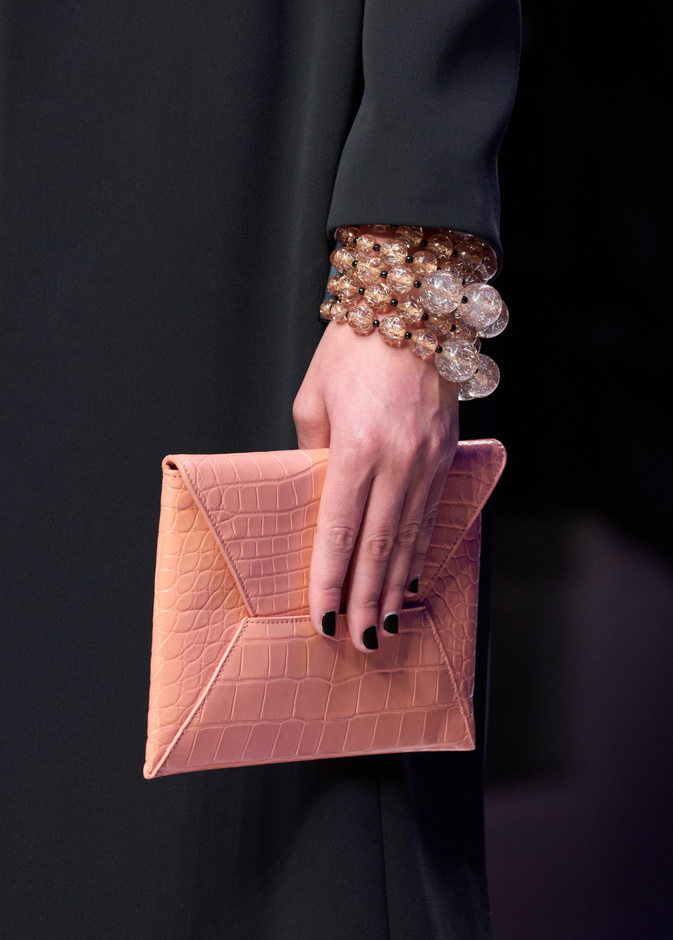 حقائب يد زهرية دعماً لحملات التوعية من سرطان الثدي