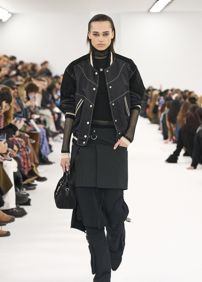 رحلة جاكيت البومبر من قطعة عسكرية إلى تصميم أساسي في خزانة المرأة العصرية دليل على جاذبيته الدائمة