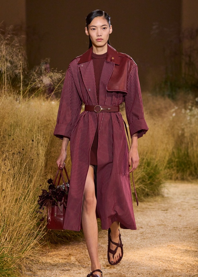درجات الأحمر تسيطر على مجموعة Hermès لربيع 2024... تصاميم أنيقة وجذابة وأفضل تعبير للرفاهية الهادئة