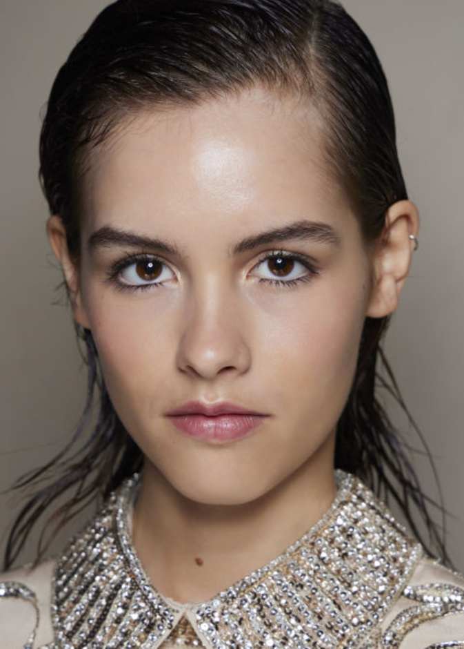 كيف تتعاملين مع المسامات الواسعة للبشرة وأهم العلاجات الفعالة