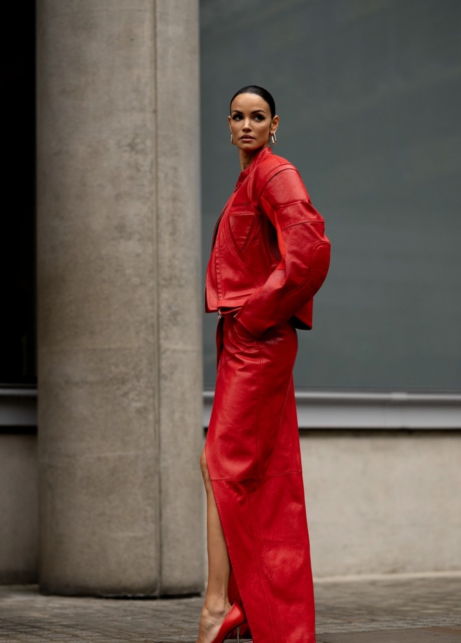 الأحمر رفيق كل المواسم