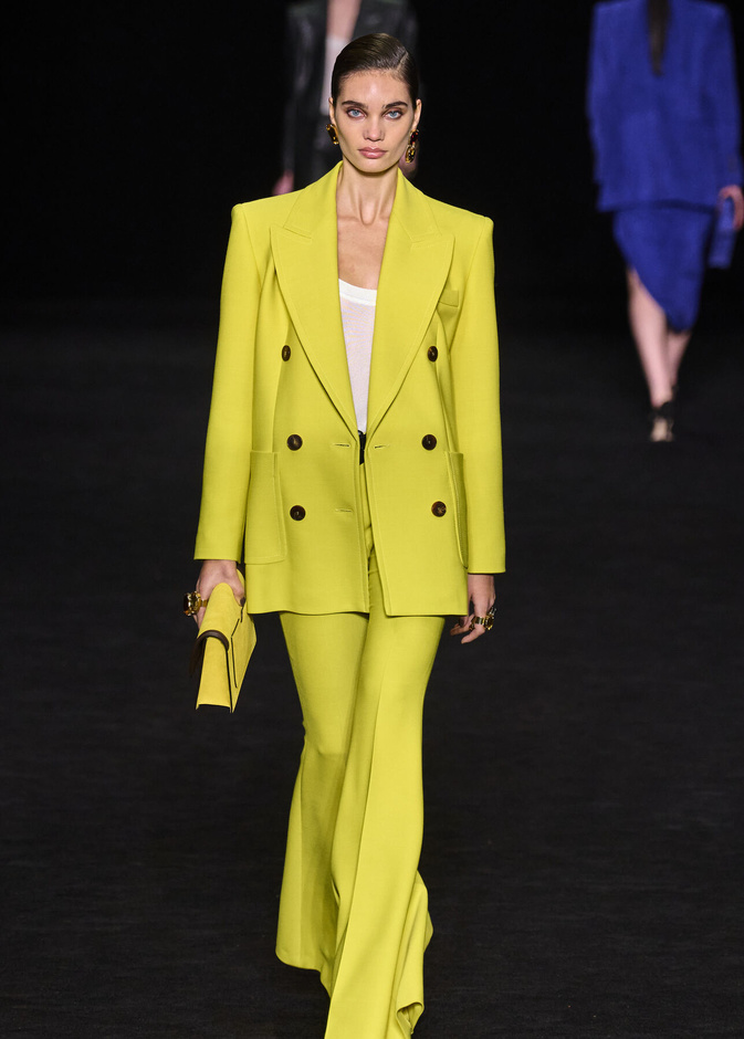 صيحات البدلات الملونة لإطلالة أنثوية ومواكبة للموضة