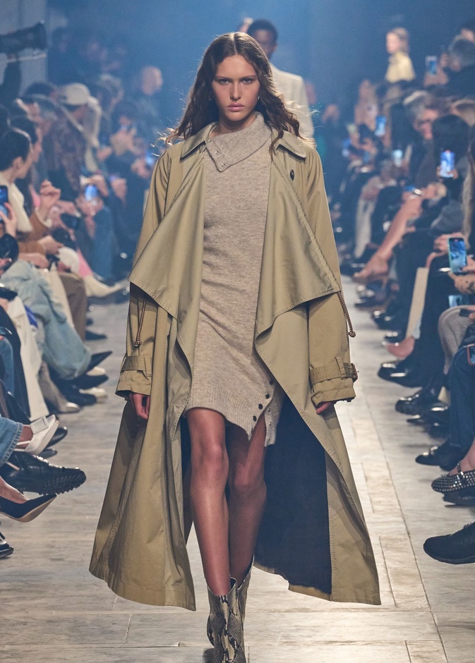 موديلات فساتين بياقة عالية هي الأكثر رواجاً لخريف 2023