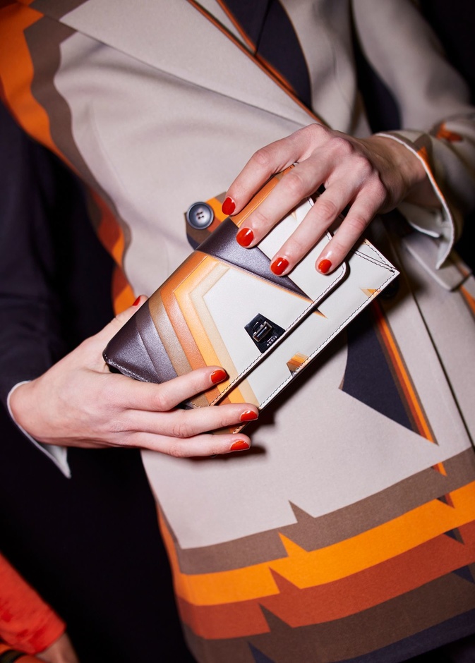 حقائب تحمل باليد تجمع البساطة والأناقة.. .كوني على الموضة واختاريها!