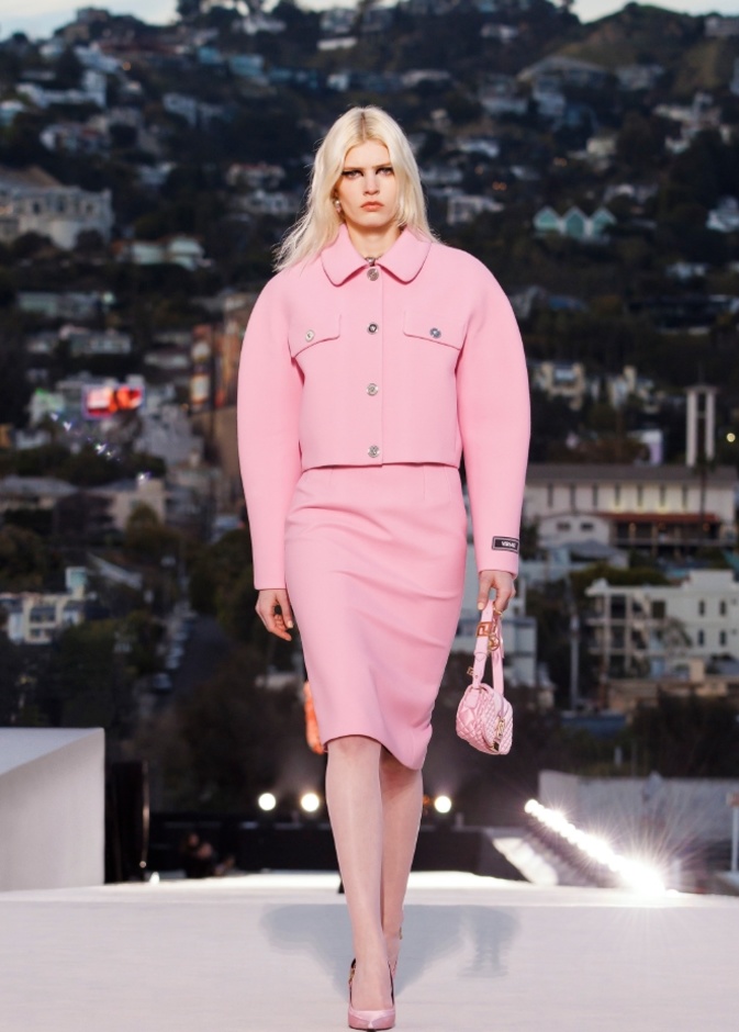 في شهر أوكتوبر شاركي بحملات التوعية من سرطان الثدي واختاري إطلالات باللون الزهري 