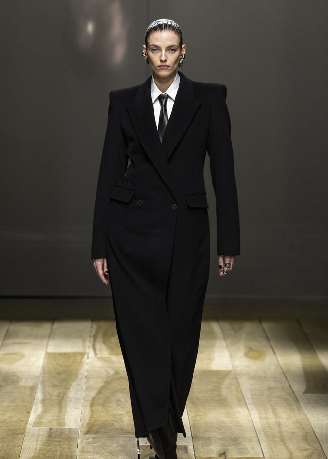 موديلات معاطف باللون الأسود من ماركات عالمية