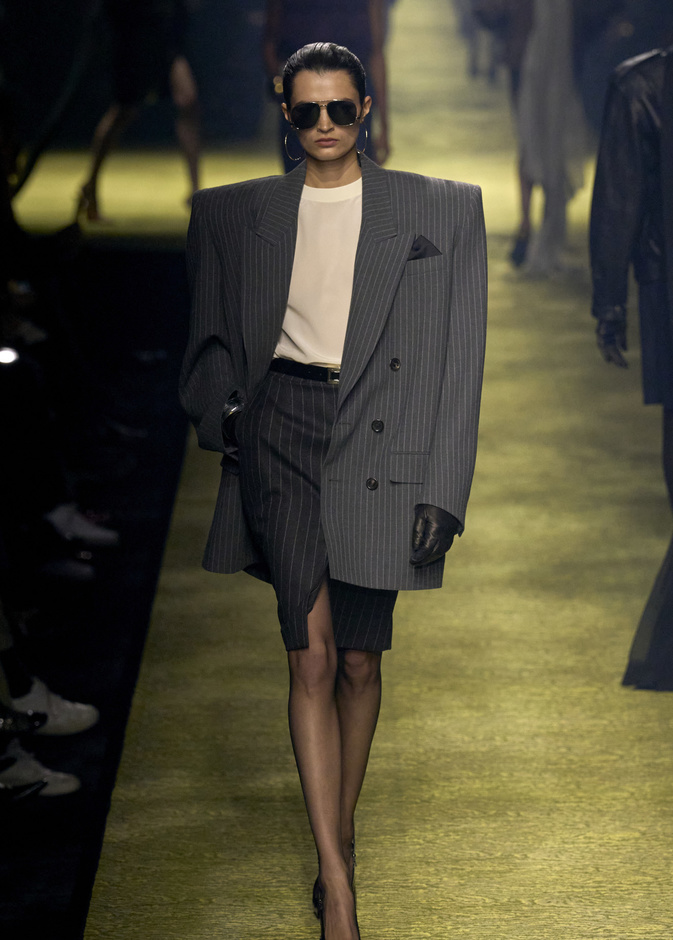 الأكتاف العريضة لم تعد صيحة من الماضي..هذه أبرز موديلاتها في تصاميم خريف 2023