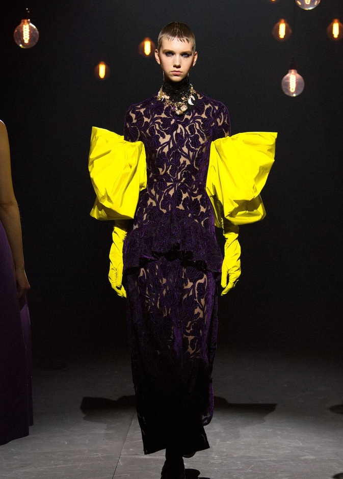 حان الموعد لتنقلي إطلالتك إلى عالم آخر هذه المرة مع الألوان المتناقضة!