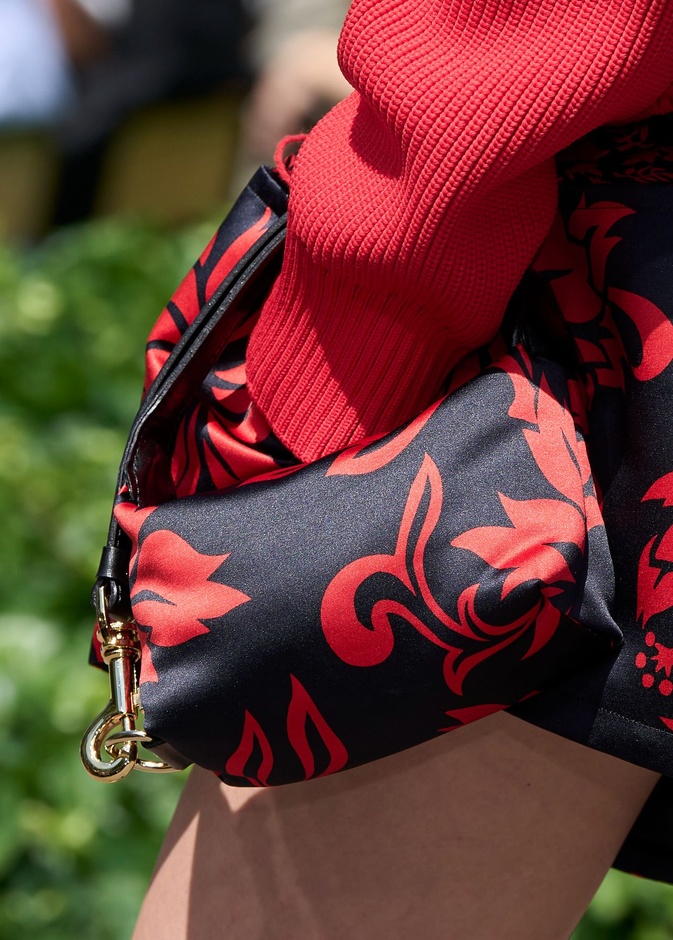 عززي إطلالتك في كل المناسبات بحقائب يد ساتان ملونة وعلى الموضة!