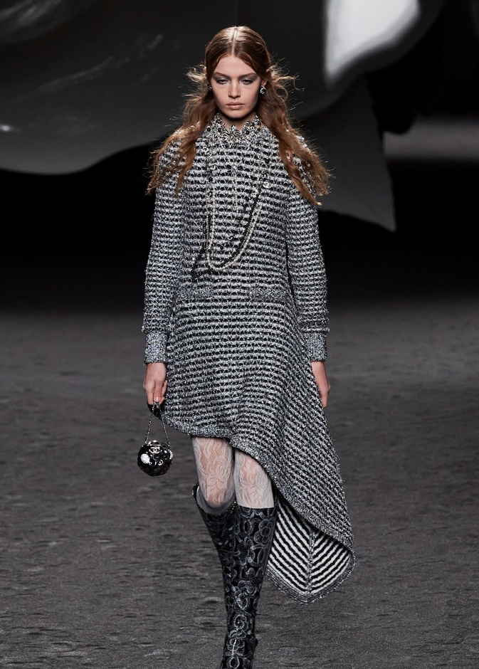 دعي فساتين الصوف تكشف عن أناقتك وتميزك في موسم خريف 2023