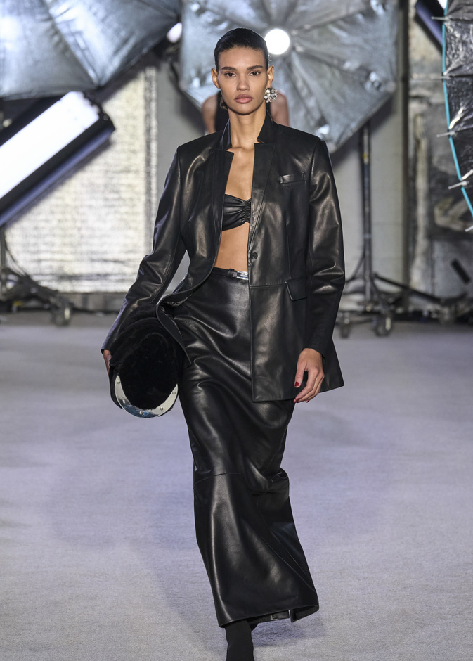 تنسيق الجلد مع الجلد صيحة جريئة لكنها الأقوى في خريف 2023