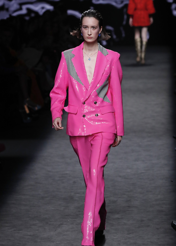 بدلات زهرية دعماً لحملات التوعية من سرطان الثدي