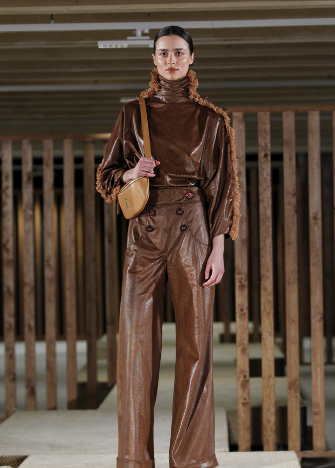 صيحة البناطيل الجلدية بتدرجاتها الترابية في الخريف