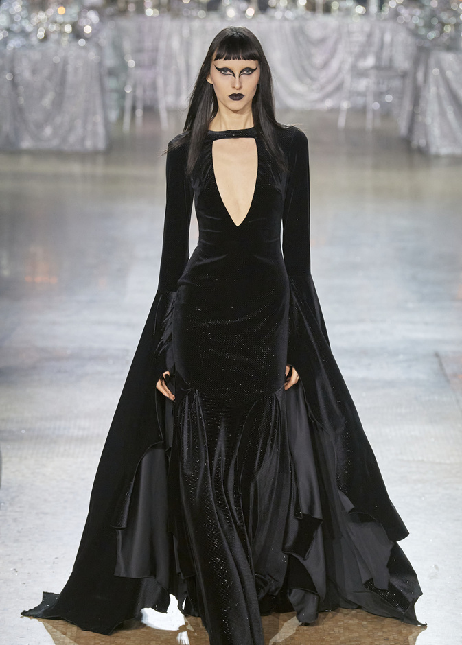 أجواء الهالويين حاضرة في موضة خريف 2023 من خلال أزياء الساحرات الغامضة